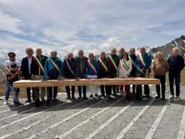 Il presidente Robaldo, l'assessore regionale Gallo e i sindaci della Valle Varaita sulla sommità del Colle dell'Agnello