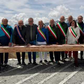 Il presidente Robaldo, l'assessore regionale Gallo e i sindaci della Valle Varaita sulla sommità del Colle dell'Agnello