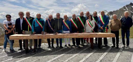 Il presidente Robaldo, l'assessore regionale Gallo e i sindaci della Valle Varaita sulla sommità del Colle dell'Agnello