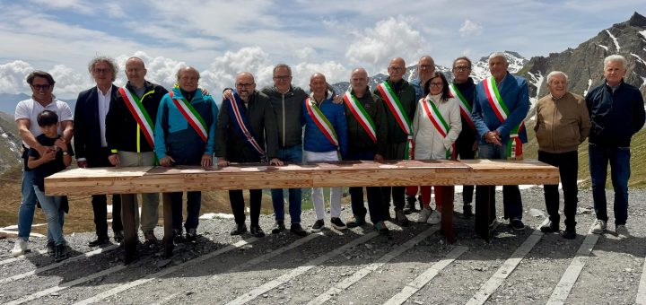 Il presidente Robaldo, l'assessore regionale Gallo e i sindaci della Valle Varaita sulla sommità del Colle dell'Agnello