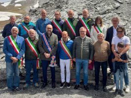 Il presidente Robaldo, l'assessore regionale Gallo e i sindaci della Valle Varaita sulla sommità del Colle dell'Agnello