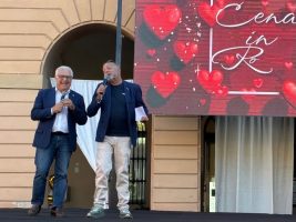 La foto rappresenta il Consigliere Pulitanò sul palco dell'inaugurazione della Sagra della Fragola Rocco Pulitano a Peveragno