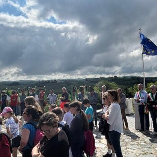 Il folo pubblico presente alla cerimonia presso il Sacrario partigiano di Bastia Mondovì