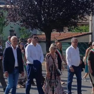 Il consigliere Pellegrino durante la sfilata per le vie di Spinetta Oltregesso per il 14° raduno degli Alpini d’Oc del Cuneese