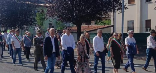 Il consigliere Pellegrino durante la sfilata per le vie di Spinetta Oltregesso per il 14° raduno degli Alpini d’Oc del Cuneese