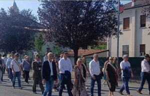 Il consigliere Pellegrino durante la sfilata per le vie di Spinetta Oltregesso per il 14° raduno degli Alpini d’Oc del Cuneese