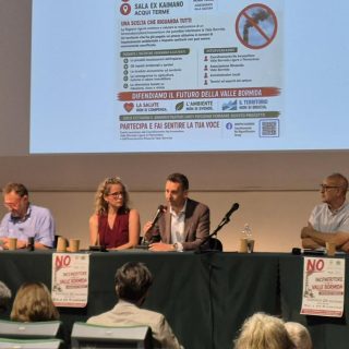 L'intervento di Roberto Bodrito, consigliere del Presidente della Provincia per la realtà della valle Bormida, durante l'incontro pubblico di Acqui Terme