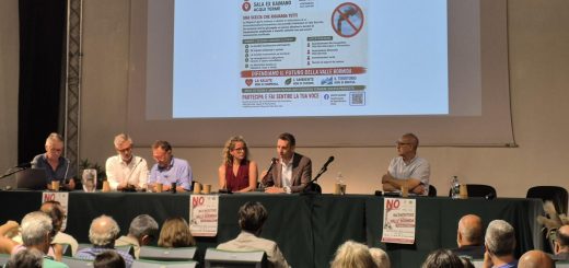 L'intervento di Roberto Bodrito, consigliere del Presidente della Provincia per la realtà della valle Bormida, durante l'incontro pubblico di Acqui Terme