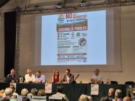 L'intervento di Roberto Bodrito, consigliere del Presidente della Provincia per la realtà della valle Bormida, durante l'incontro pubblico di Acqui Terme