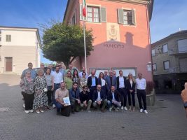 Foto di gruppo dei consiglieri provinciali con i sindaci del Roero