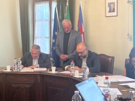 Il sindaco di Sommariva Perno Stefano Rosso con il presidente Luca Robaldo e il segretario generale Giorgio Musso