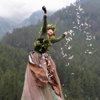 Un'esibizione di funamboli durante la terza edizione della festa delle Alpi