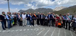 Il taglio del nastro della terza edizione della festa delle Alpi