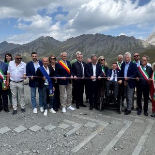 Il taglio del nastro della terza edizione della festa delle Alpi