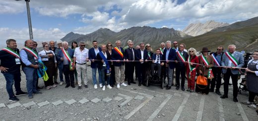 Il taglio del nastro della terza edizione della festa delle Alpi
