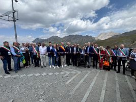 Il taglio del nastro della terza edizione della festa delle Alpi