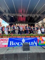 Il taglio del nastro della Fiera del pesco di Canale
