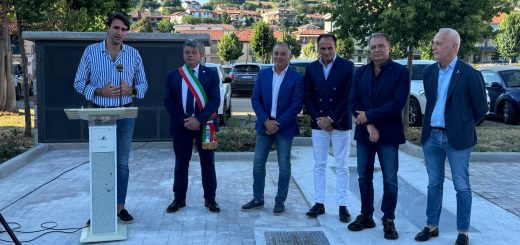 L'intervento del consigliere provinciale Danna durante l'inaugurazione della nuova area camper di Dogliani
