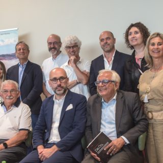 Il presidente Robaldo con i promotori dell'evento in ricordo di Gino Veronelli