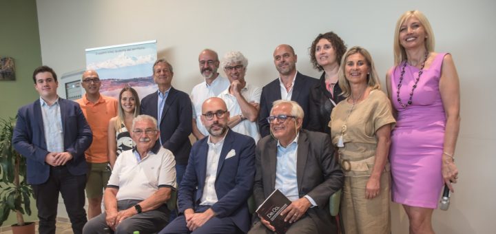 Il presidente Robaldo con i promotori dell'evento in ricordo di Gino Veronelli