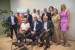 Il presidente Robaldo con i promotori dell'evento in ricordo di Gino Veronelli