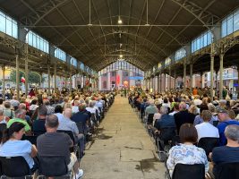 Il pubblico che ha gremito l'ala di ferro durante il raduno delle fanfare alpine di Saluzzo
