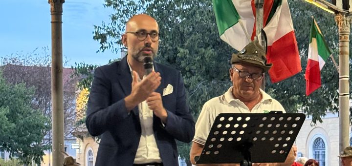 L'intervento del presidente Robaldo durante il raduno delle fanfare alpine di Saluzzo