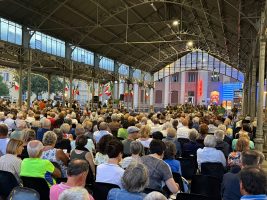 Il pubblico che ha gremito l'ala di ferro durante il raduno delle fanfare alpine di Saluzzo