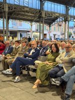 Il presidente Robaldo seduto tra il pubblico durante il raduno delle fanfare alpine di Saluzzo