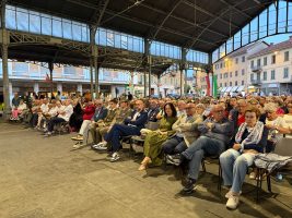Il presidente Robaldo seduto tra il pubblico durante il raduno delle fanfare alpine di Saluzzo