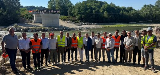 Gli amministratori e i tecnici che hanno effettuato il sopralluogo al ponte del Mulino di Monchiero