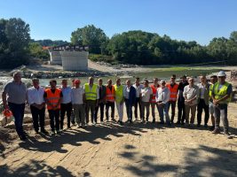 Gli amministratori e i tecnici che hanno effettuato il sopralluogo al ponte del Mulino di Monchiero