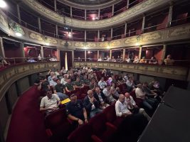 Il pubblico presente all'incontro presso il teatro Marenco di Ceva