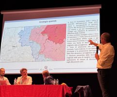 Il Commissario straordinario alla PSA Giovanni Filippini illustra la suddivisione delle zone di restrizione in un recente incontro pubblico a Ceva