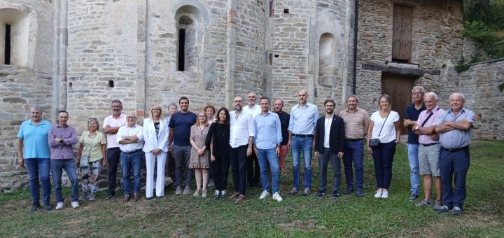 Foto di gruppo al termine della seduta del Consiglio provinciale itinerante