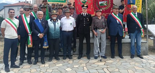 Il consigliere Pulitanò con le altre autorità al 18° Raduno Alpino di Saliceto