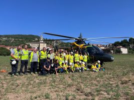Gli operatori di protezione civile insieme ai giovani partecipanti al campo scuola “Anch’io sono la Protezione Civile”