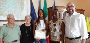 Il presidente Robaldo con Sara Curtis e i suoi familiari dopo la consegna dellattestato di benemerenza