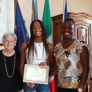 Il presidente Robaldo con Sara Curtis e i suoi familiari dopo la consegna dell'attestato di benemerenza