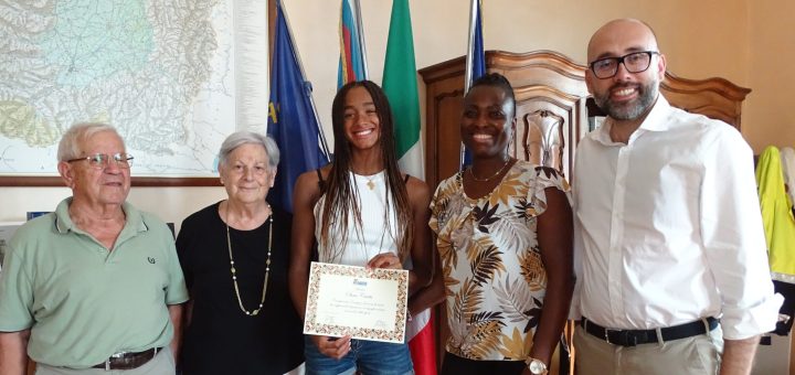 Il presidente Robaldo con Sara Curtis e i suoi familiari dopo la consegna dellattestato di benemerenza