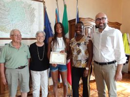 Il presidente Robaldo con Sara Curtis e i suoi familiari dopo la consegna dell'attestato di benemerenza