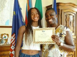Sara Curtis e la mamma Helen mostrano l'attesato ricevuta dalla Provincia di Cuneo il 17 luglio 2023