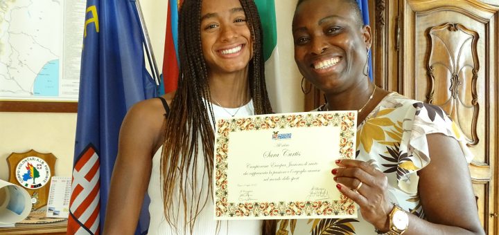 Sara Curtis e la mamma Helen mostrano lattesato ricevuta dalla Provincia di Cuneo il 17 luglio 2023