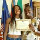 Sara Curtis e la mamma Helen mostrano l'attesato ricevuta dalla Provincia di Cuneo il 17 luglio 2023