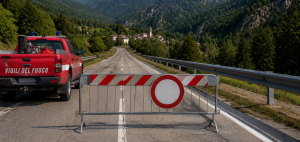 Immagine di repertorio con chiusura strada e mezzo dei vigili del fuoco