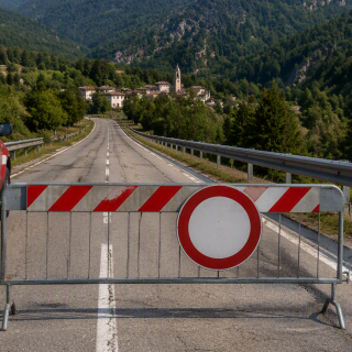 Immagine di repertorio con chiusura strada e mezzo dei vigili del fuoco