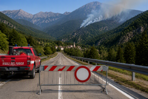 Immagine di repertorio con chiusura strada e mezzo dei vigili del fuoco