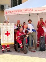 Il presidente Robaldo consegna un diploma di benemerenza al presidente del comitato C.R.I. di Monesiglio