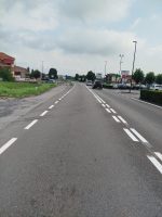 Il tratto di strada provinciale 661 tra Sanfrè e Bra interessato dalla posa della nuova segnaletica orizzontale e verticale