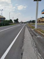 Il tratto di strada provinciale 661 tra Sanfrè e Bra interessato dalla posa della nuova segnaletica orizzontale e verticale